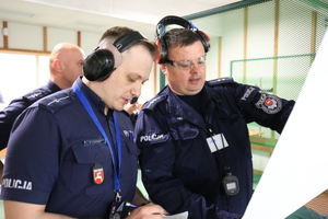 dwóch policjantów omawia wyniki strzelania