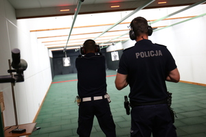 policjant oddaje strzał na strzelnicy