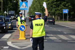policjant kieruje ruchem na skrzyzowaniu