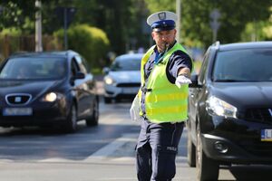 policjant kieruje ruchem
