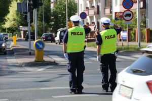 dwaj policjanci na skrzyżowaniu
