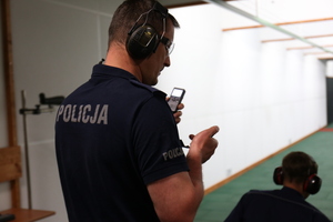 instruktor wyszkolenia strzeleckiego podczas zawodów
