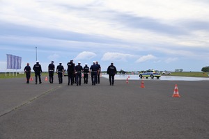policjanci idą na plac manewrowy