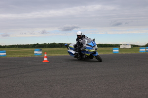 motocyklista na torze przeszkód