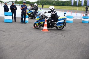motocyklista na torze. Obok komisja