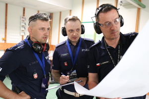 policjanci przy tarczy strzeleckiej
