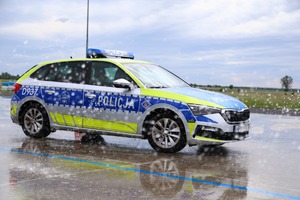 oznakowany radiowóz policyjny na torze