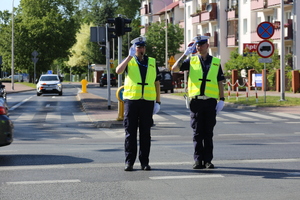 policjanci wydziału ruchu drogowego na skrzyżowaniu kierują ruchem