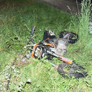 przewrócony motocykl crossowy