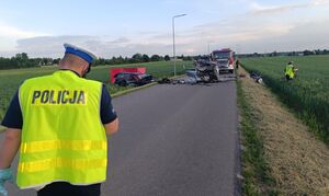 policjant na miejscu wypadku, w tle widać rozbite auta