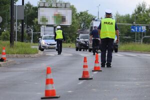 policjanci na miejscu wypadku