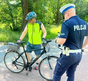 policjant podczas kontroli drogowej rowerzysty