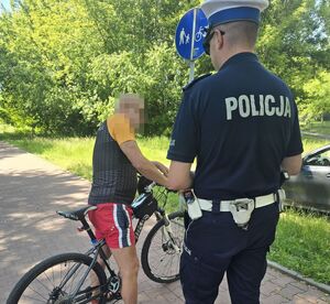 policjant podczas kontroli drogowej rowerzysty