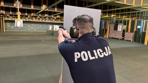 Policjant strzela do tarczy.