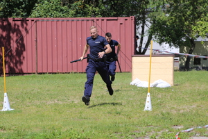 Policjanci dobiegają do mety.
