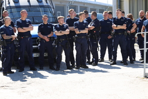 Policjanci biorący udział w konkursie obserwują zmagania kolegów.
