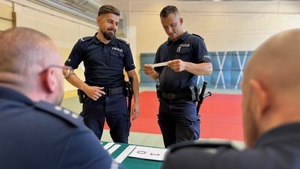 Policjanci stoją przed komisją sędziowską.