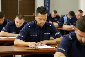Policjanci rozwiązują test z wiedzy.