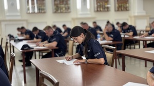 Policjanci rozwiązują test z wiedzy.