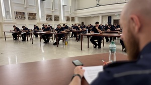 Policjanci rozwiązują test z wiedzy.
