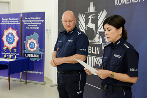 Naczelnik Wydziału Prewencji nadkomisarz Dorota Gil gratuluje wyłonionym zwycięzcom.