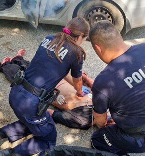 policjanci reanimują poszkodowanego