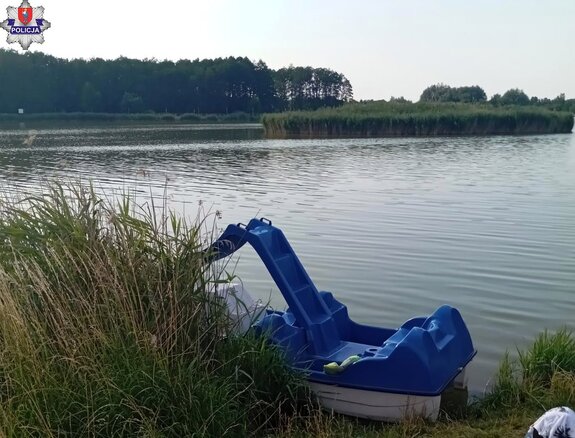 rowerek wodny na wodzie przy brzegu