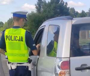 policjant kontroluje pojazd na drodze