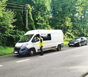 policjant kontroluje pojazd na drodze