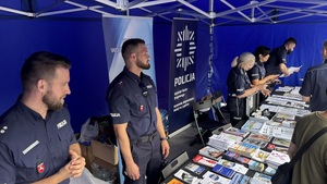 Funkcjonariusze tłumaczą jak zostać policjantem.
