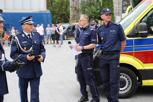 Zastępca Komendanta inspektor Robert Michna z policjantami na pikniku.