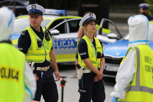 Umundurowani policjanci na pikniku.