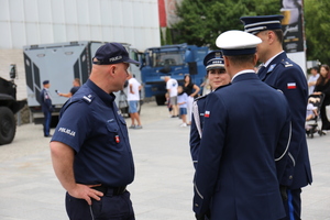 Zastępca Komendanta Wojewódzkiego Policji w Lublinie podinspektor Jacek Deptuś rozmawia z policjantami.