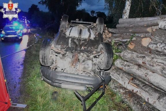 samochód po wypadku leżący na dachu