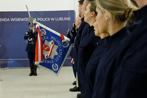 Sztandar Policji Lubelskiej oraz dowódca uroczystości.