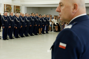 Funkcjonariusze ustawieni obok siebie podczas uroczystej zbiórki.