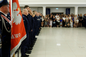 Rodziny funkcjonariuszy obserwują uroczystą zbiórkę.