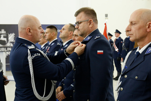 Zastępca Komendanta Głównego Policji nadinspektor dr Rafał Kochańczyk wręcza odznaczenia wyróżnionym funkcjonariuszom.