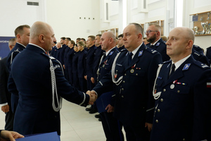 Zastępca Komendanta Głównego Policji nadinspektor dr Rafał Kochańczyk wręcza akt mianowania na wyższy stopień funkcjonariuszowi policji lubelskiej.