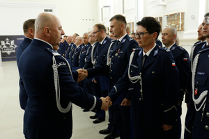 Zastępca Komendanta Głównego Policji nadinspektor dr Rafał Kochańczyk wręcza akt mianowania na wyższy stopień funkcjonariuszowi policji lubelskiej.
