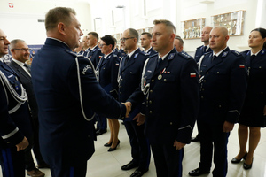 Komendant Wojewódzki Policji w Lublinie gratuluje awansu na wyższy stopień funkcjonariuszowi policji lubelskiej.