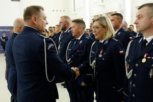 Komendant Wojewódzki Policji w Lublinie gratuluje awansu na wyższy stopień funkcjonariuszowi policji lubelskiej.