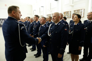 Komendant Wojewódzki Policji w Lublinie gratuluje awansu na wyższy stopień funkcjonariuszowi policji lubelskiej.