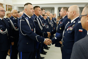 Zastępca Komendanta Głównego Policji nadinspektor dr Rafał Kochańczyk gratuluje awansu funkcjonariuszowi.