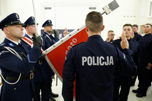 Młodzi funkcjonariusze ślubują na Sztandar Komendy Wojewódzkiej Policji w Lublinie.