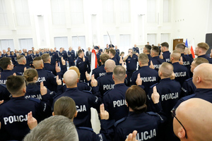 Młodzi funkcjonariusze ślubują na Sztandar Komendy Wojewódzkiej Policji w Lublinie.