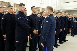 Komendant Wojewódzki Policji w Lublinie gratuluje funkcjonariuszom wstąpienia w szeregi policji.