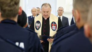 Kapelan policji lubelskiej błogosławi nowych funkcjonariuszy.