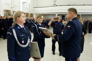 Podziękowania otrzymały również policjantki z KMP w Zamościu - aspirant Katarzyna Litwin sierżant sztabowy Zuzanna Rudy, które zaangażowały się w kampanię „Misja 112 – jeden numer, tysiąc szans”.