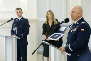 Zastępca Komendanta Głównego Policji nadinsp.dr Rafał Kochańczyk przemawia do zgromadzonych gości.
